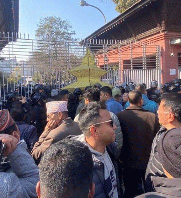 आधिकारिकता दाबी गर्दै गगन पक्षका नेताहरू निर्वाचन आयोगमा 