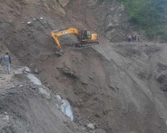 जोखिमपूर्ण बन्दै कर्णाली राजमार्गको यात्रा