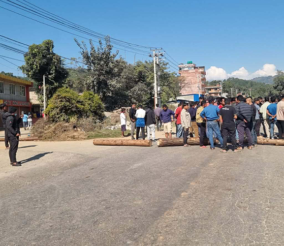 बसको ठक्करबाट पैदलयात्रीको मृत्यु, अरनिको राजमार्ग अवरुद्ध