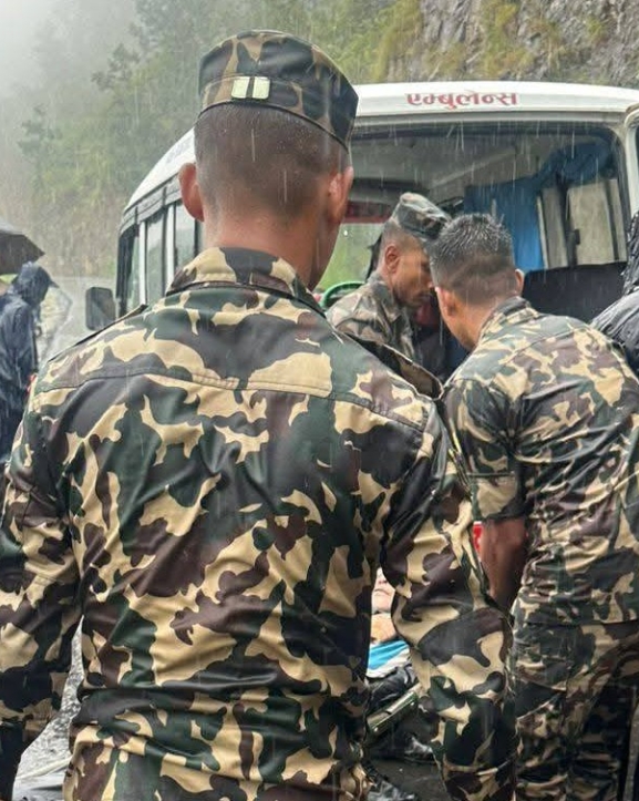 कात्तिके डाँडाबाट बोलेरो खस्दा ६ जनाको मृत्यु, ६ घाइतेको उद्दार 