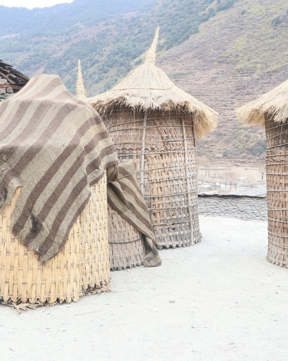 रुकुमपूर्वमा मकै भण्डारण गर्ने पुरानै शैली, परम्परा जोगाउने प्रयास