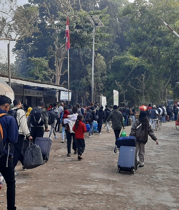 त्रिनगर नाकाबाट रोजगारीका लागि भारततर्फ जानेको भिड