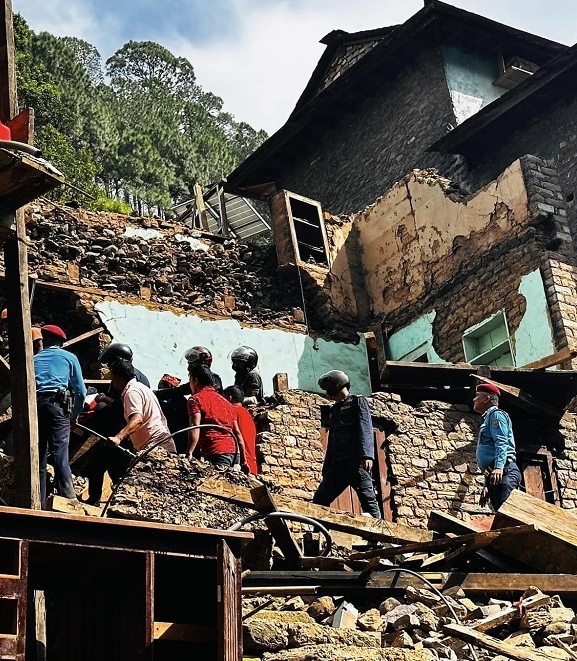 बागलुङमा घर भत्काउने क्रममा एक जनाको मृत्यु, ११ जना घाइते