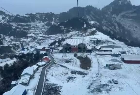 दोलखाका हिमाली भेग हिउँले सेताम्मे, तल्लो क्षेत्र वर्षाको प्रतीक्षामा