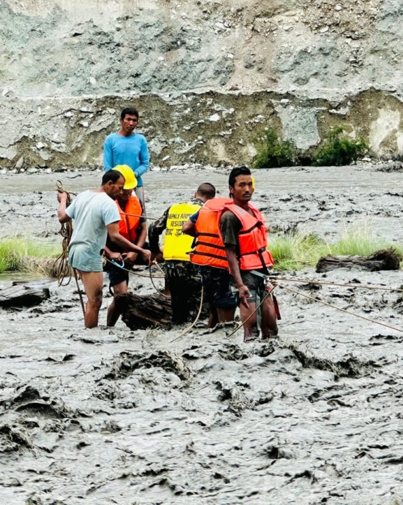 डोल्पाको ठुली भेरी नदीको टापुमा फसेका ४ जनाको सकुशल उद्धार