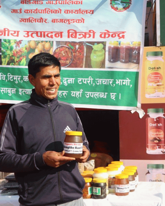 विदेशमा हन्डर खाएर गाउँ फर्किएका लोकबहादुरको मौरी मोह