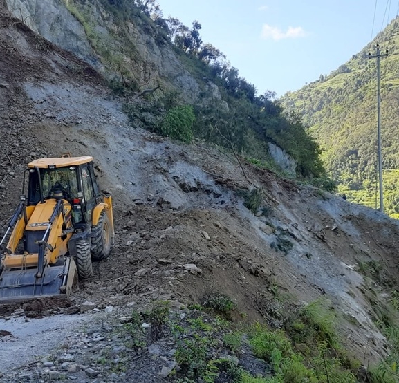 ठेकेदारले अलपत्र पारे मध्यपहाडी राजमार्ग