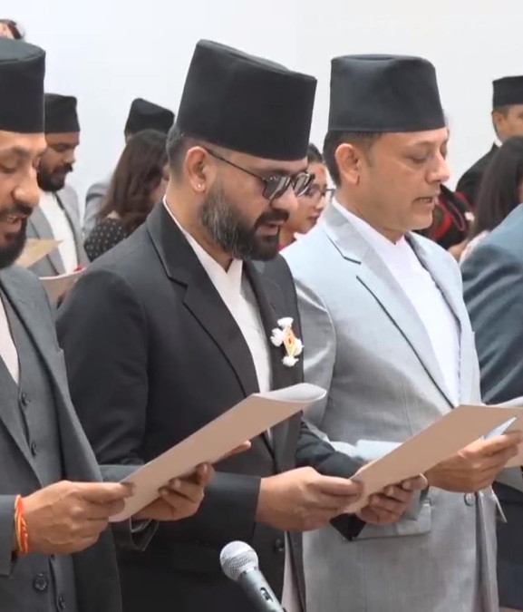 नवनिर्वाचित सांसदहरूले लिए शपथ
