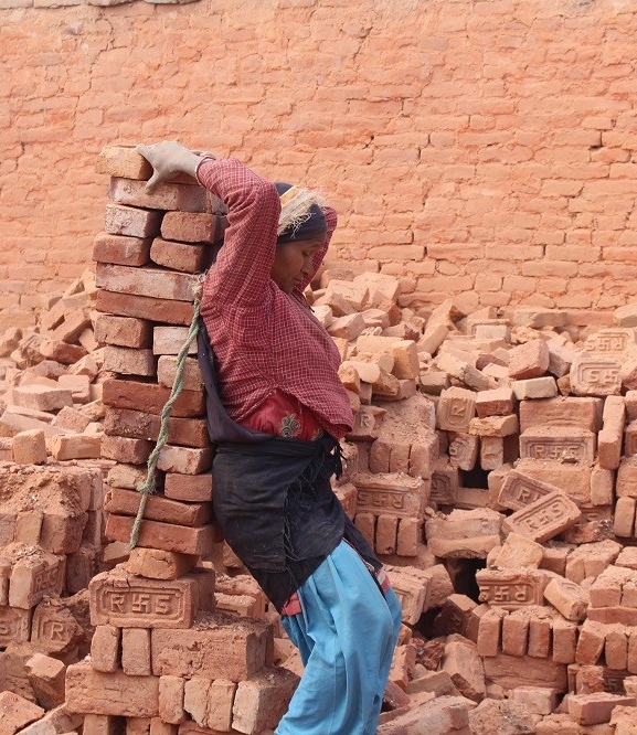 महिला श्रमिकका दुःख :  ज्यालामा विभेद, कार्यस्थलमा दुर्व्यवहार 