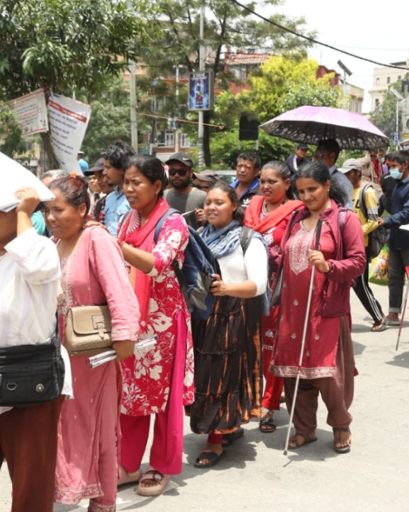 सिंहदरबार घेराउ गर्न लागेका दृष्टिविहीनहरूलाई प्रहरीले रोक्यो