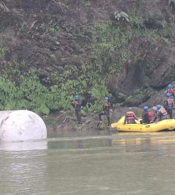 ग्यास बुलेट दुर्घटनामा बेपत्ता खोज्न सशस्त्र प्रहरीको गोताखोर परिचालन