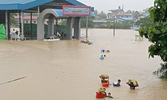 म्यानमामा बाढीका कारण हजारौँ बासिन्दाहरू घरभित्रै फसे