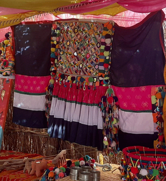 लोकसंस्कृति जगेर्ना गर्न ‘थारू कला प्रदर्शनी घर’