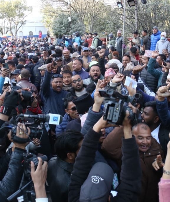 गगन-विश्वलाई कारबाहीपछि भृकुटीमण्डपमा देउवाविरुद्ध नाराबाजी