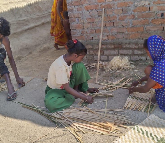 नाङ्लो बेचेर गुजारा गर्दै लहानका सदाय समुदाय