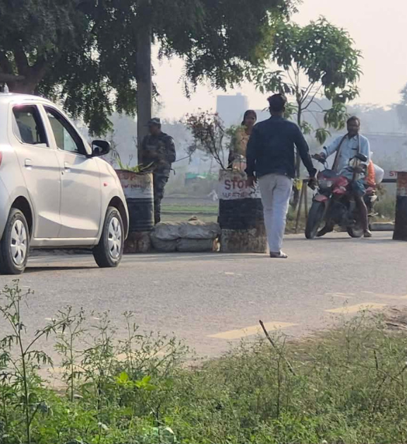 सुरक्षा संयन्त्रकै मिलेमतोमा सीमानाकाबाट प्रतिबन्धित सवारी निर्वाद आउजाउ