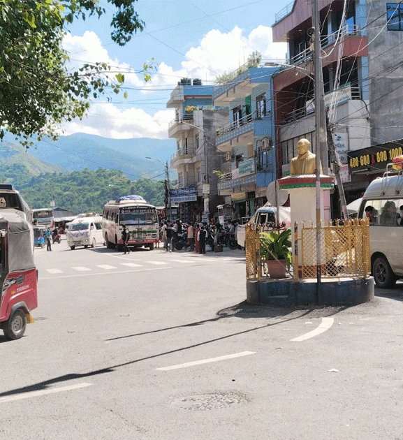 रोशी खोलामा आएको बाढीले बिपी राजमार्गको बाटो बगाएपछि चरिकोट-खाडिचौर सडकको प्रयोग