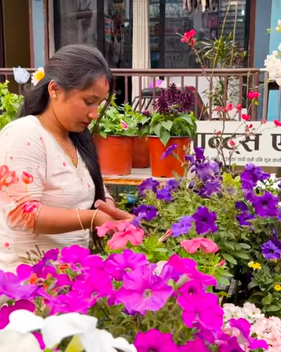 फूल बिक्री गरेरै मासिक दुई लाख आम्दानी