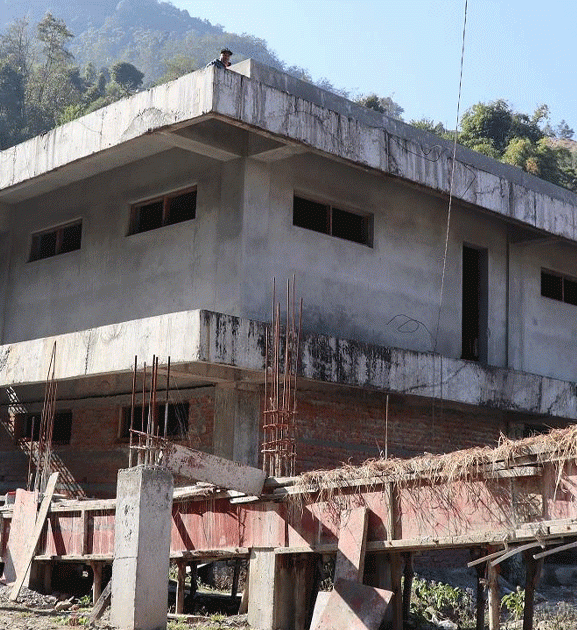 धवलागिरि अस्पताल भवन : तीन पटक म्याद थप गर्दा आधा काम