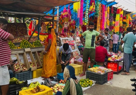 चाडपर्वले चलायमान बन्दै अर्थतन्त्र, बजारमा बढ्यो किनमेल