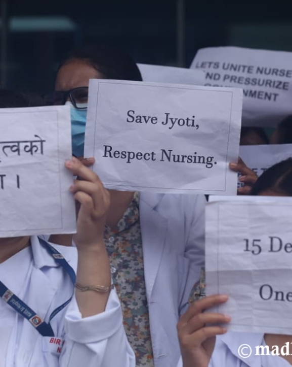 नर्सहरूको प्रदर्शन- ‘हाम्रो ब्लडप्रेसर होइन, तलब बढाऊ’