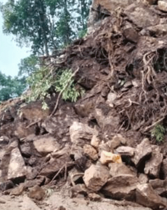 भाँडी खोला क्षेत्रस्थित मेची राजमार्ग अवरुद्ध