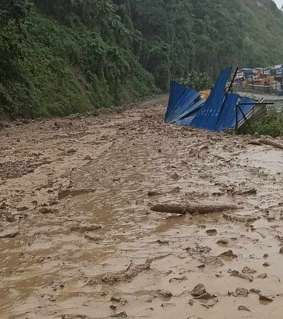 नागढुंगास्थित सुरुङ मार्ग नजिकै लेदोसहितको पहिरो, नौबिसे–काठमाडौं सडक अवरुद्ध