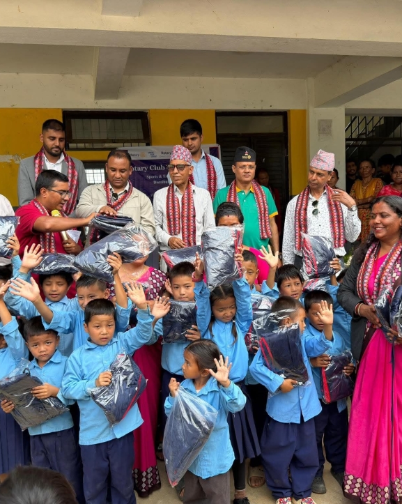 नुवाकोट किस्पाङका विद्यालयहरूमा शैक्षिक सामग्री वितरण
