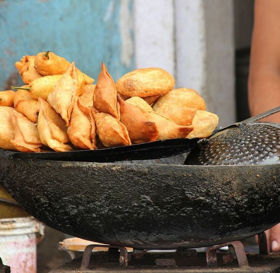 समोसामा कीरा भेटिएपछि २० हजार जरिवाना