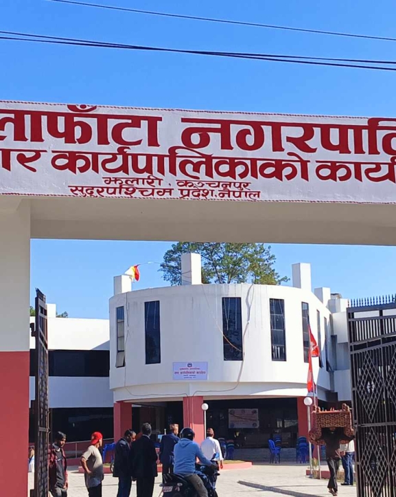 थोरै वर्षामा विद्यालय परिसर जलमग्न हुँदा पठनपाठनमा समस्या