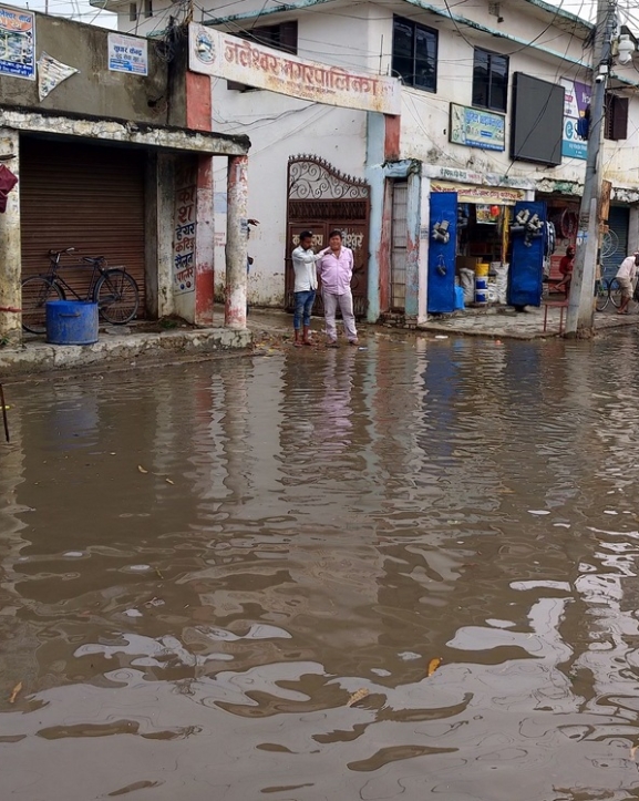 वर्षाले जलेश्वर जलमग्न