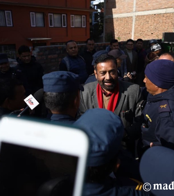 कांग्रेस कार्यालयमा लफडा, नेताहरू अर्कै गेटबाट छिरे (तस्बिरहरू)