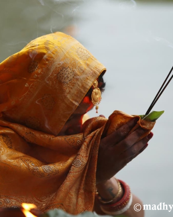 अस्ताउँदो सूर्यलाई दिइयो अर्घ्य (फोटोफिचर)