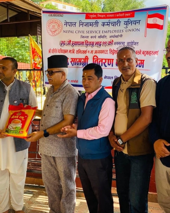 निजामती कर्मचारी युनियन अर्घाखाँचीद्वारा खाद्यान्न वितरण