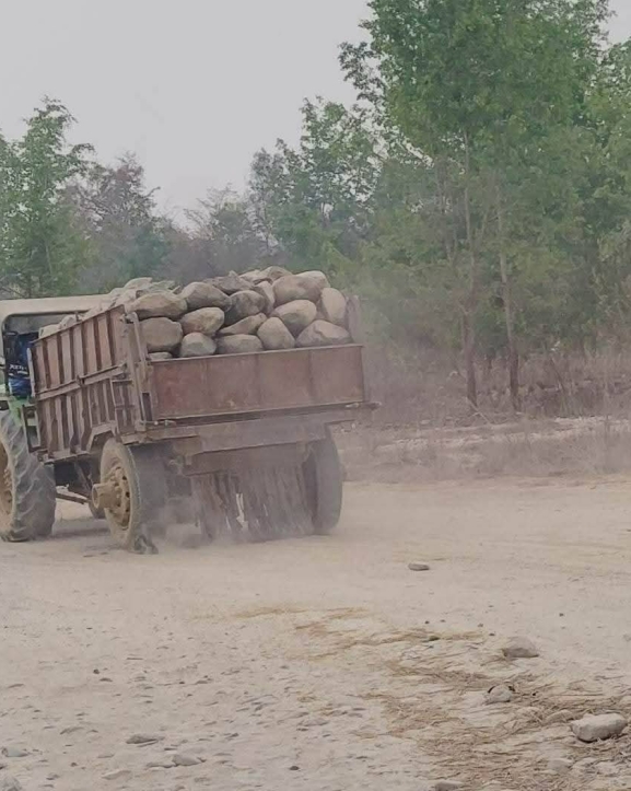 चाँदी नदीमा अवैध दोहनको पराकाष्ठाः सरोकारवाला मौन, बस्ती जोखिममा