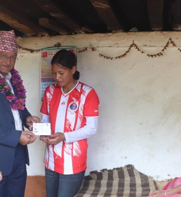 पारिवारिक अवस्था जटिल भएका नागरिकलाई प्रजिअले घरमै पुगेर दिए नागरिकता