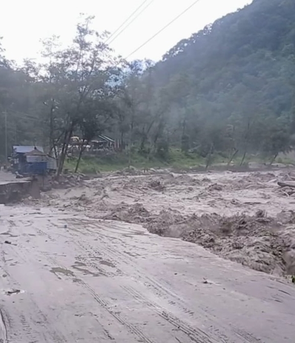 मोदी खोलाले सडक बगाउँदा घान्द्रुकमा पर्यटक अलपत्र