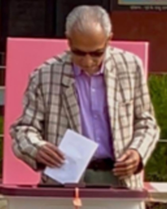 पूर्वप्रधानमन्त्री भट्टराईले गरे गोरखामा मतदान