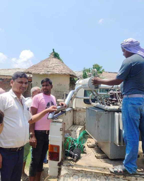 वडाध्यक्षले ट्रान्सफर्मर जडान गरिदिएपछि स्थानीय हर्षित