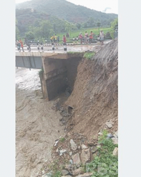 भटौली खोलामा बाढी : पक्की पुलमा क्षति, सवारी आवगमन बन्द