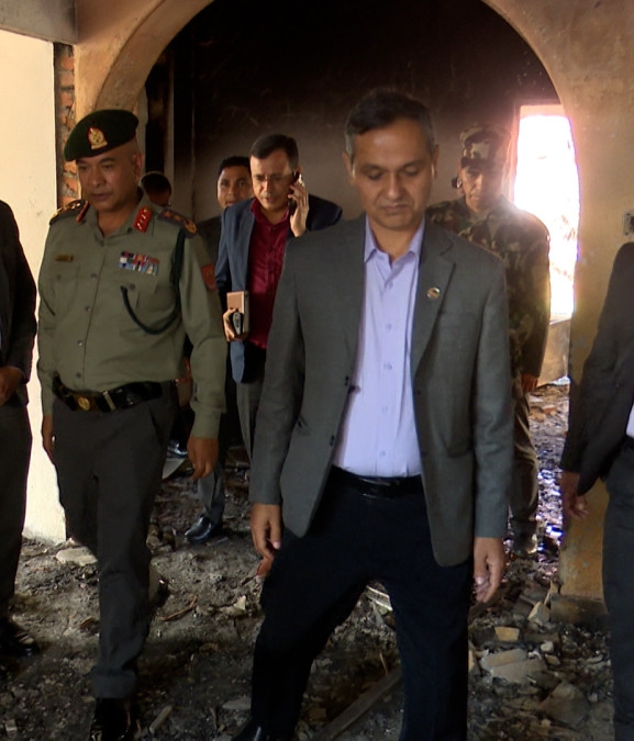 गृहमन्त्रीद्वारा आगलागी र तोडफोड भएको राष्ट्रपति निवासको निरीक्षण