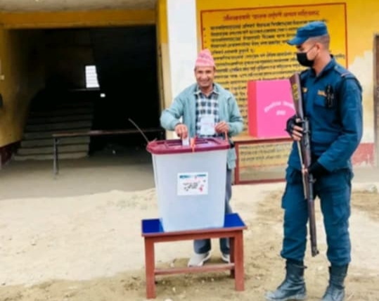 नेकपाका उम्मेदवार गोपाल शर्माद्वारा मतदान 