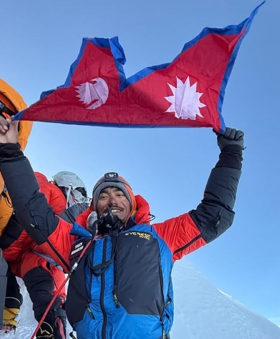 मनास्लु हिमालको सफल आरोहण गर्दै महर्जनले फहराए नेपालको झण्डा