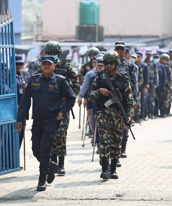 मतपेटिका प्रहरीले नै ओसार्ने 