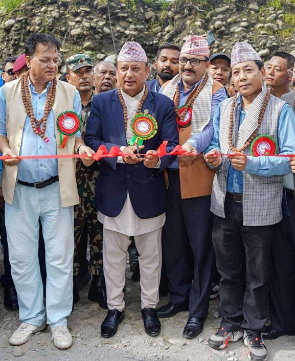 मन्त्री खड्काद्वारा मोटरेबल पुल उद्घाटन, संखुवासभामा ऊर्जा र पर्यटन पूर्वाधारमा तीव्र लगानीको घोषणा