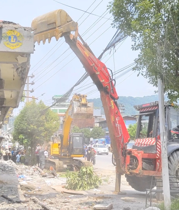 पोखराको फिर्केखोलाका अवैध संरचनामा चल्यो डोजर