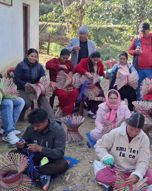 आफ्नै ठाउँमा व्यावसायिक बन्न मुढा बनाउने सीप सिक्दै दिक्तेलका महिला