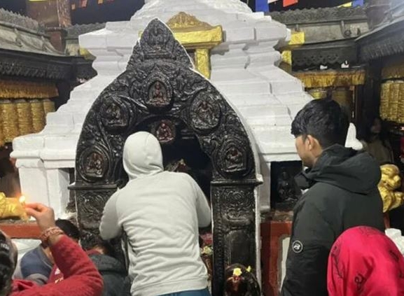 स्वयम्भूमा मञ्जुश्रीको दर्शन तथा सरस्वतीको पूजा गर्ने भक्तजनको घुइँचो