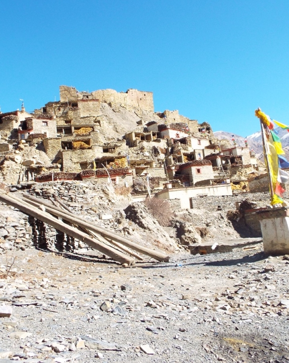 बर्खा लाग्यो : डरै डरमा मनाङका माटाका घर