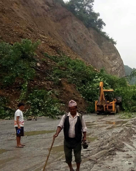 सुक्खा पहिरो खस्दा पृथ्वी राजमार्ग अवरुद्ध